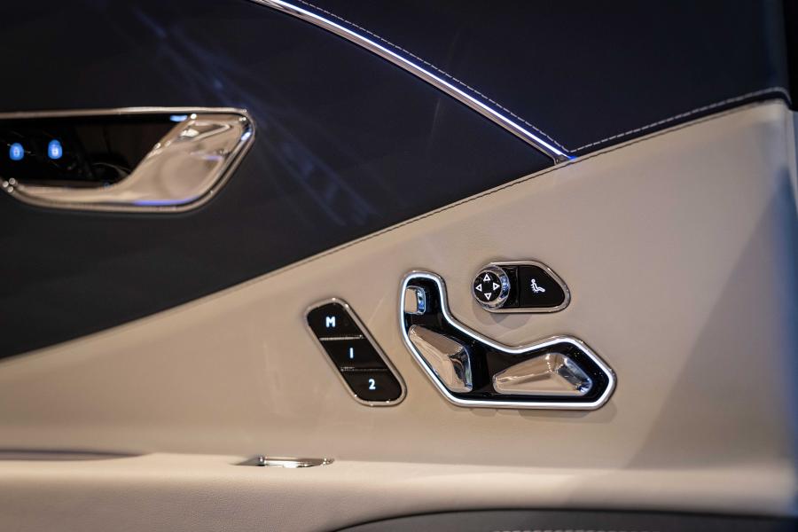 Детали интерьера Bentley Flying Spur 2020 года  (JP) (фото 17 из 25)